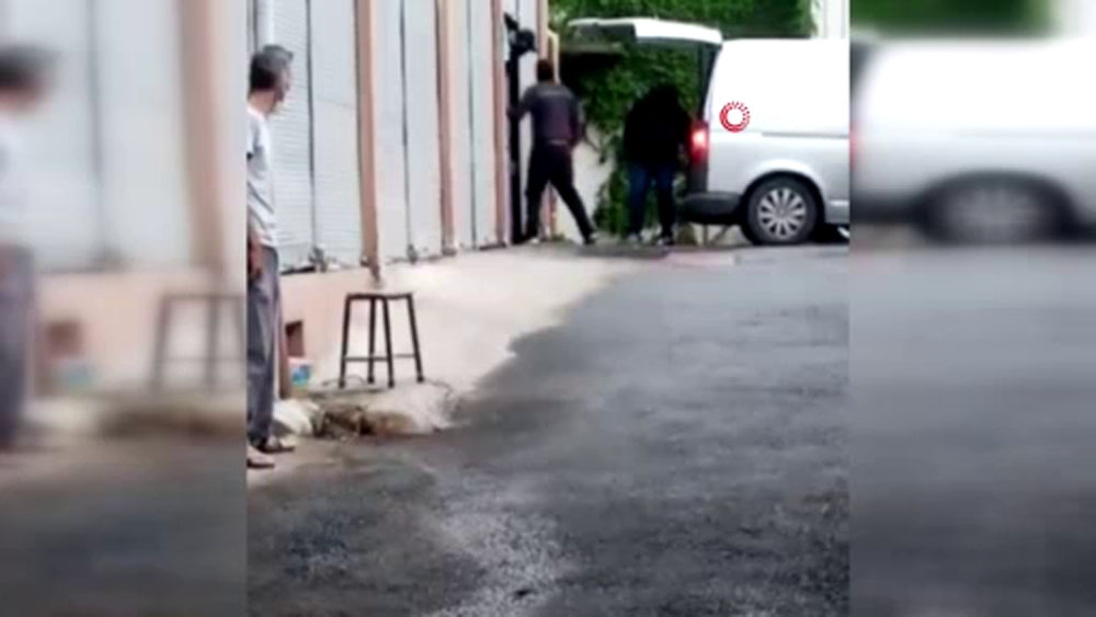 Beyoğlu’nda esnafa aldırmadan atölyeyi soydular