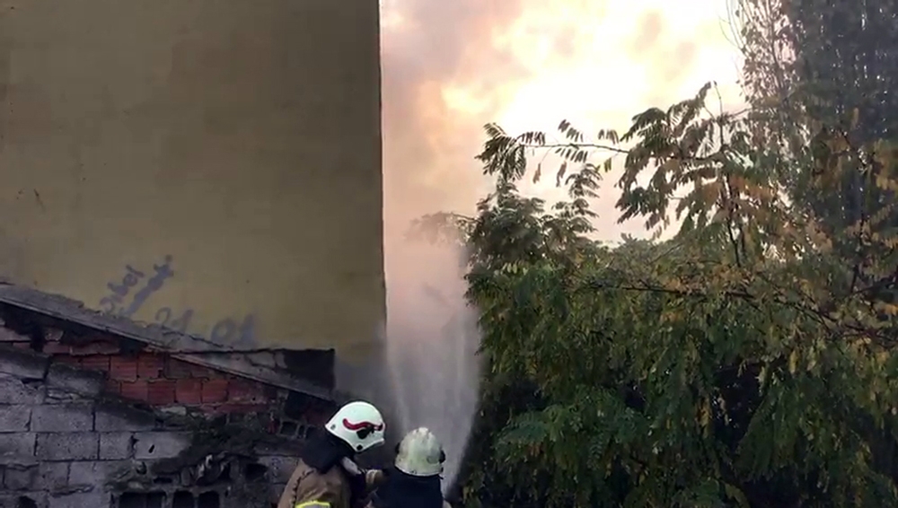 Beyoğlunda Ev Alev Alev Yandı