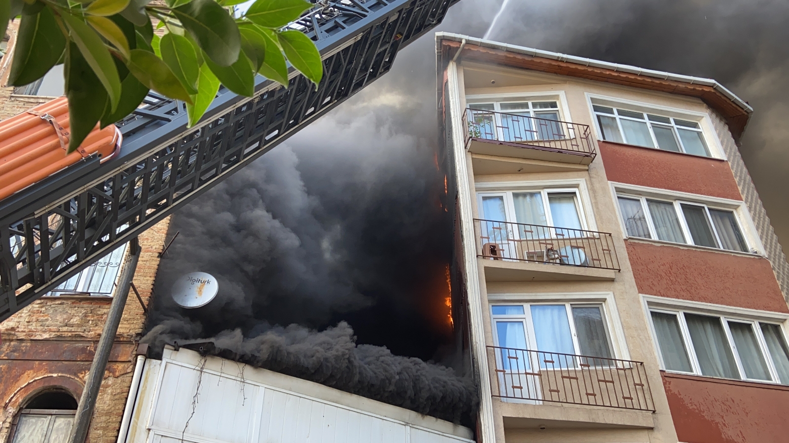 Beyoğlu’nda halı yıkama fabrikasında çıkan yangında can pazarı