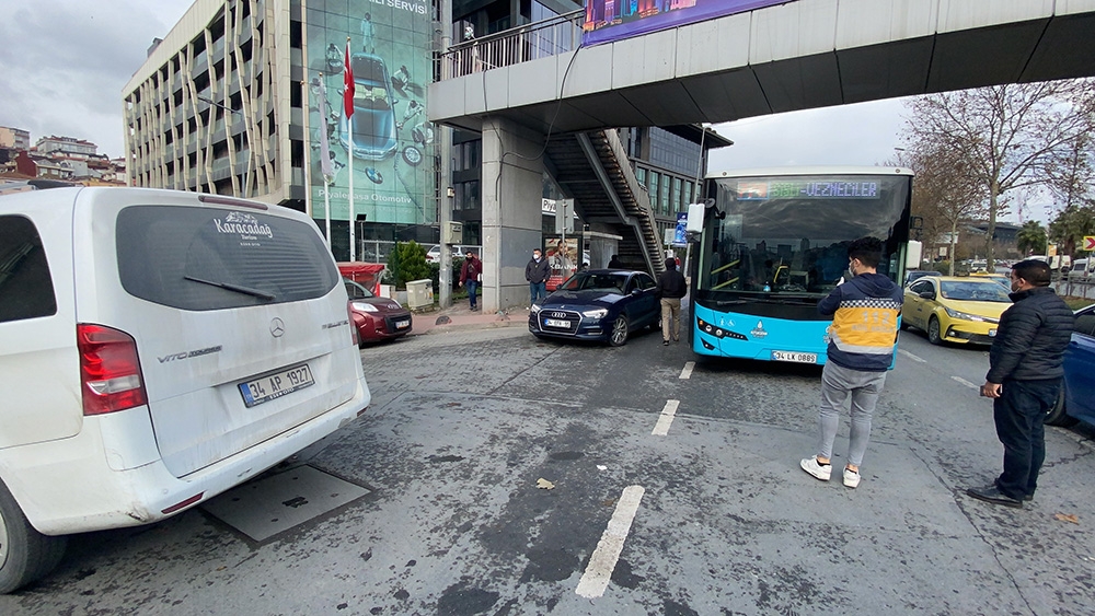 Beyoğlu’nda halk otobüsüyle minibüs çarpıştı: 2 yaralı