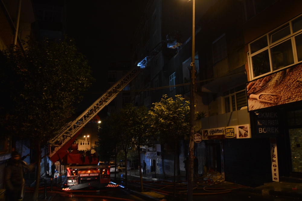 Beyoğlunda İki Binanın Çatısı Alev Alev Yandı