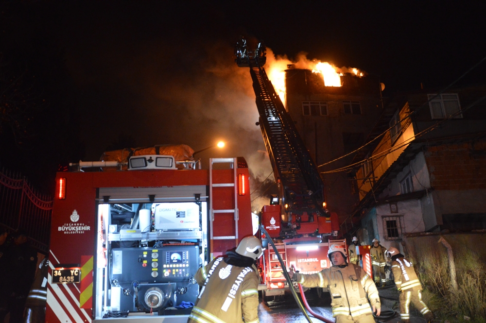 Beyoğlunda İki Binanın En Üst Katları Alev Alev Yanarak Kül Oldu