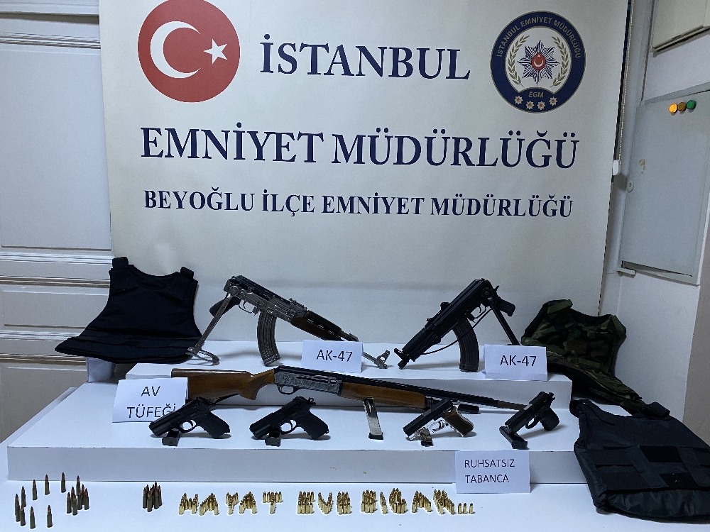 Beyoğlu’nda iki grup arasında kalaşnikoflu” çatışma: 1 yaralı