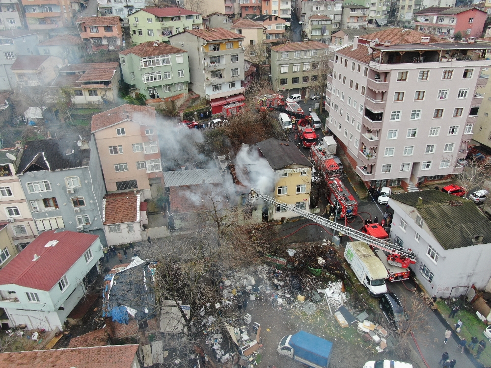 Beyoğlu’nda iki katlı binada yangın