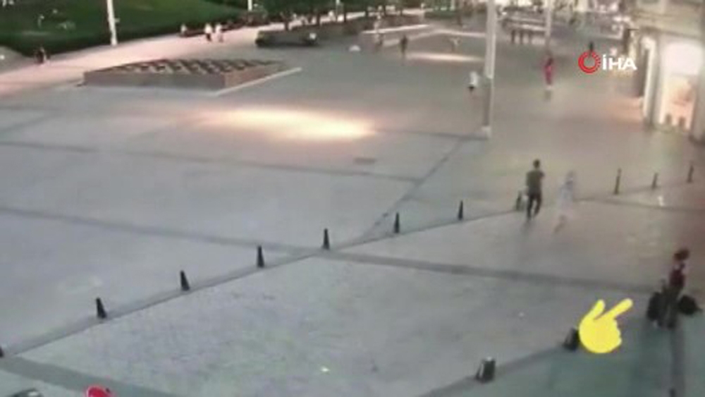 Beyoğlu’nda İngiliz turistin çantasını “kapkaç” yapan 2 kişi yakalandı