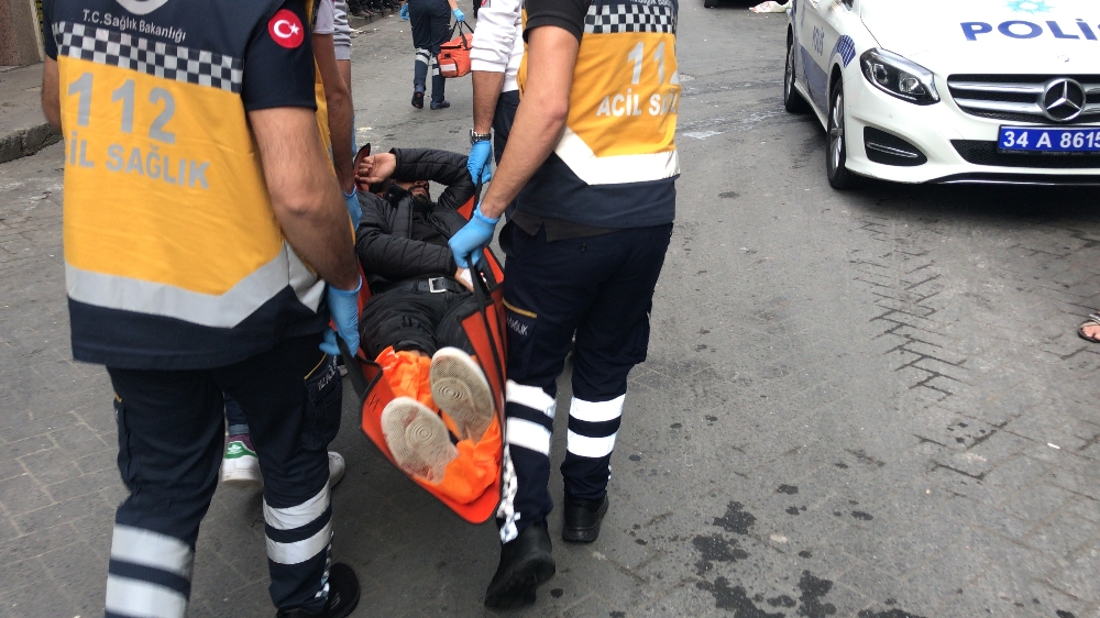 Beyoğlunda İnternet Kafeyi Taradılar: 4 Yaralı