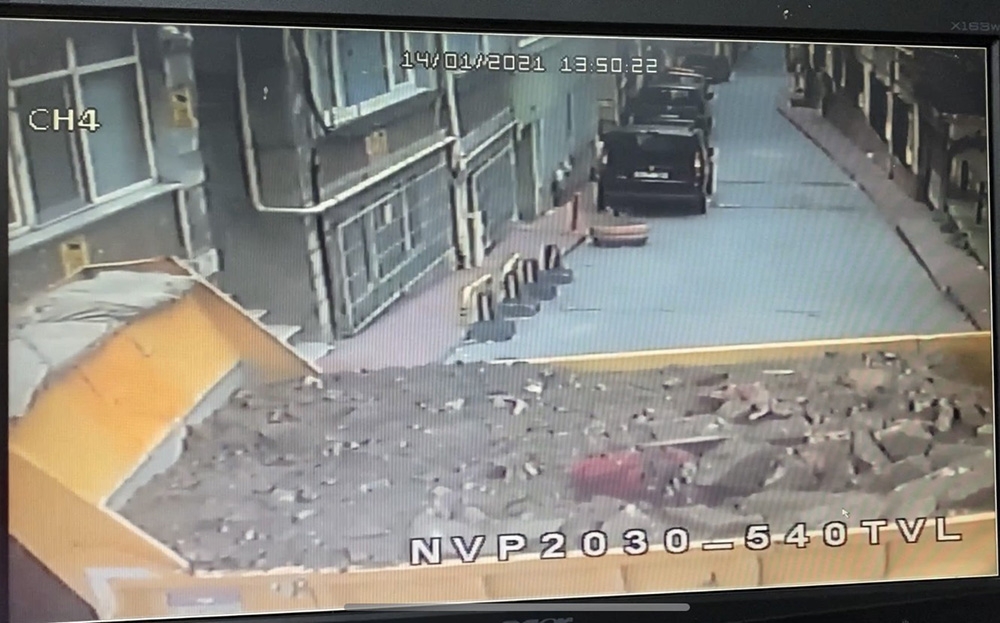 Beyoğlu’nda kamyonetin binaya çarptı anlar kamerada
