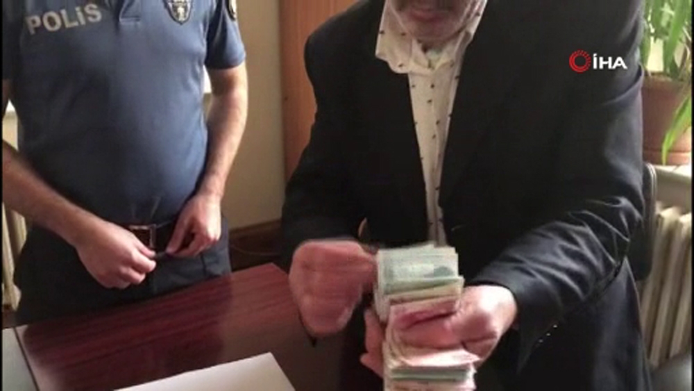 Beyoğlu’nda kediye mama vermek için çıkan yaşlı adama gasp şoku