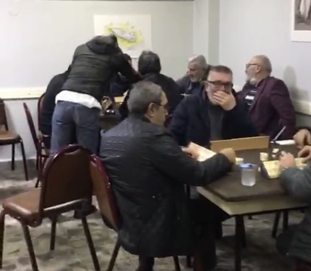 Beyoğlu’nda kepengi indirip oyun oynatan kıraathaneye baskın