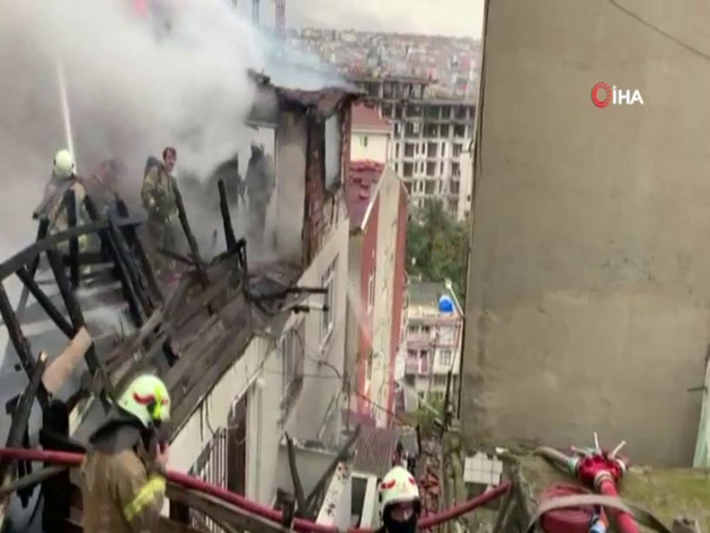 Beyoğlu’nda korkutan çatı yangını, dumanlar kilometrelerce öteden görüldü
