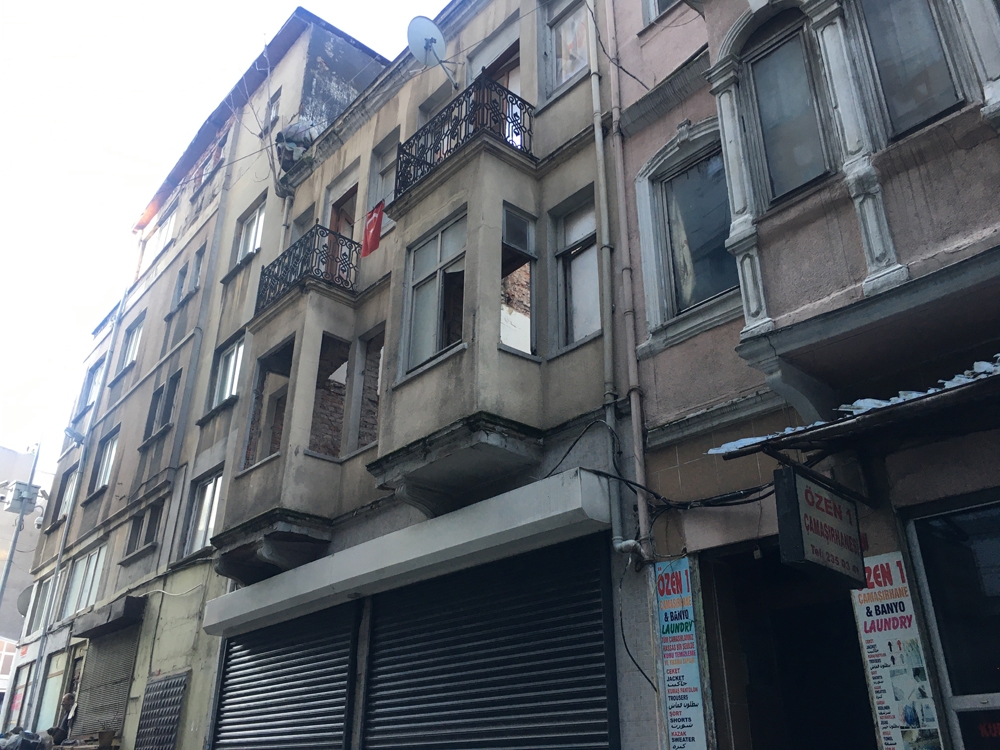 Beyoğlu’nda metruk binada çökme meydana geldi