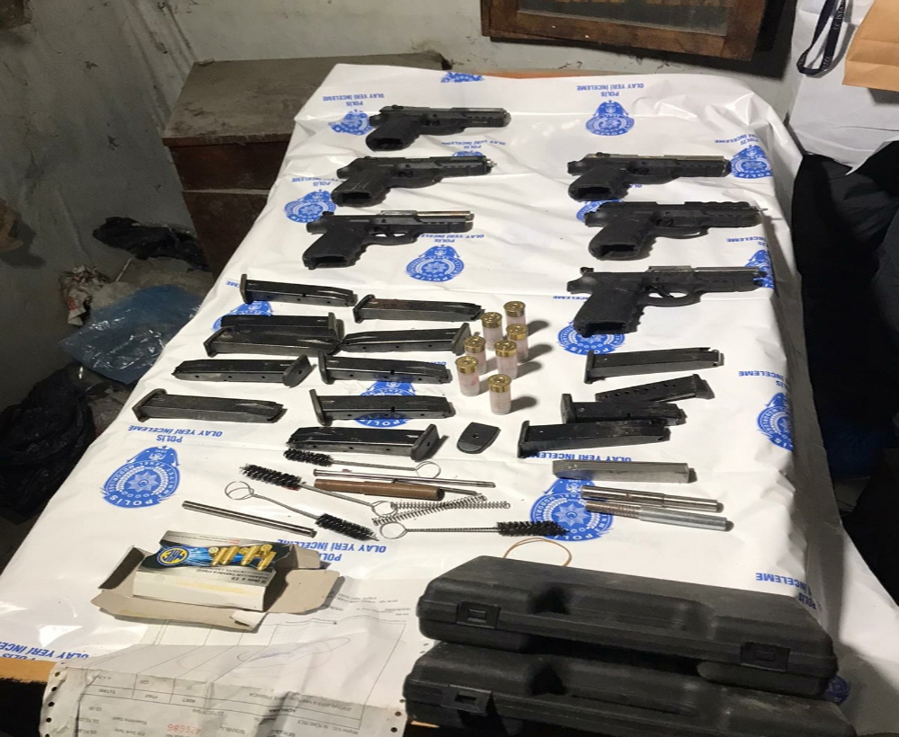 Beyoğlu’nda metruk binada silahlar ele geçirildi