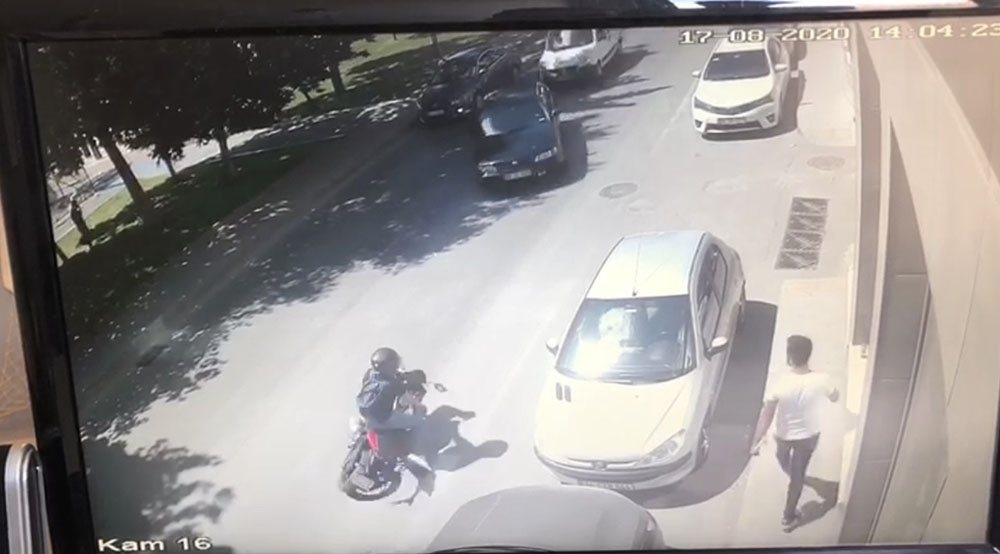 Beyoğlu’nda motosikletlinin metrelerce sürüklendiği kaza kamerada