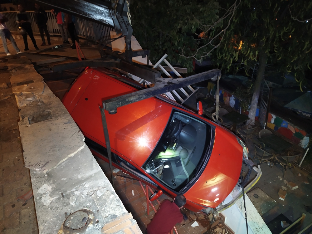 Beyoğlu’nda otomobil çay bahçesine uçtu