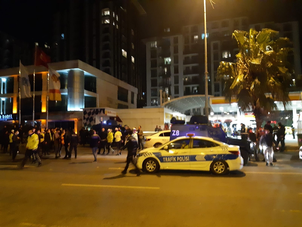 Beyoğlu’nda polis silahlı saldırı: 2 polis yaralandı