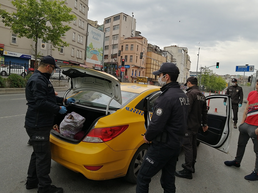 Beyoğlu’nda polis uygulamasında ilginç olay