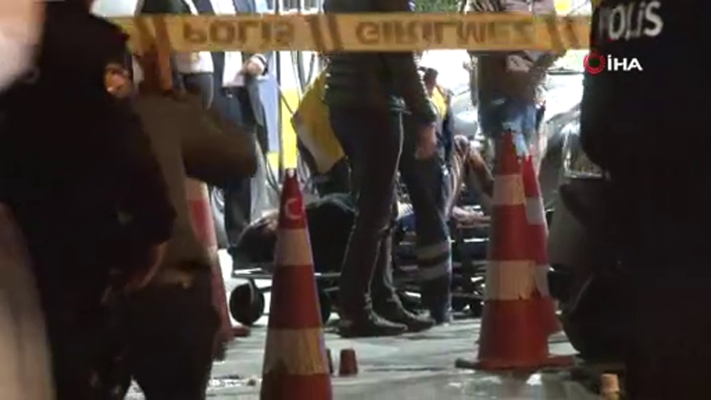 Beyoğlu’nda polise saldıran şüpheli hayatını kaybetti