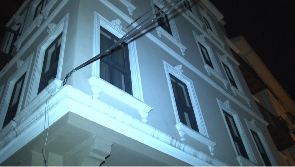 Beyoğlu’nda silahlı kavga: Ayağından vurulan şahıs 2. kattan atladı