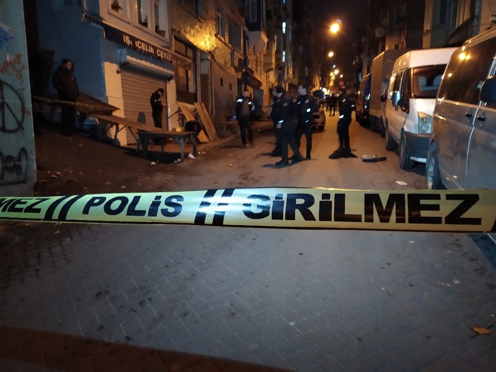 Beyoğlu’nda silahlı kavgada 1’i ağır 2 kişi yaralandı