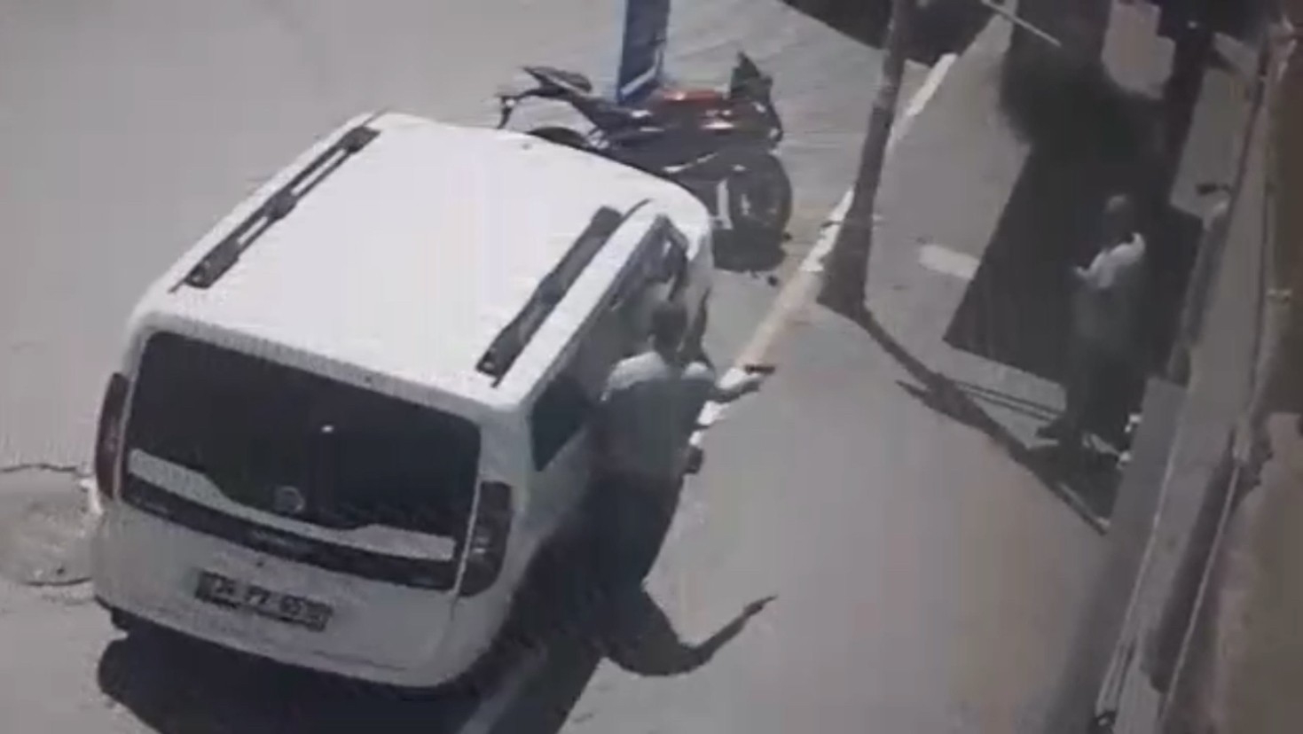 Beyoğlu’nda silahlı saldırı anı kamerada