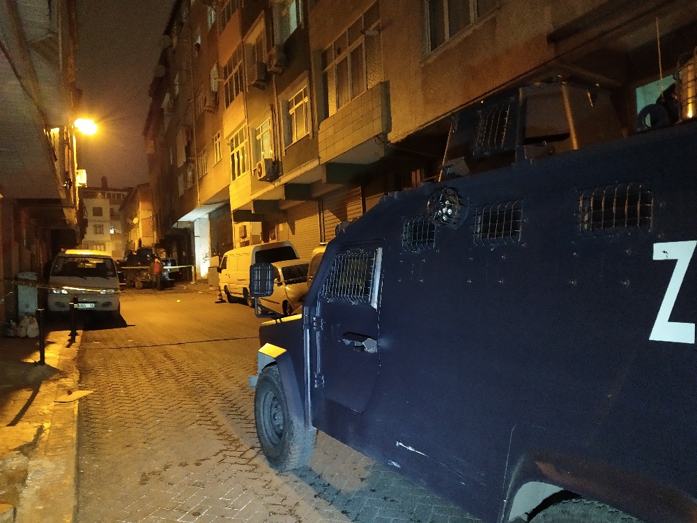 Beyoğlu’nda silahlı saldırı: İş yerine kurşun yağdırıp kaçtılar