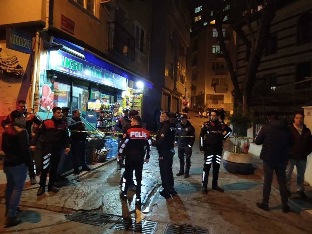 Beyoğlu’nda sokak ortasındaki kavga kanlı bitti: 1 yaralı