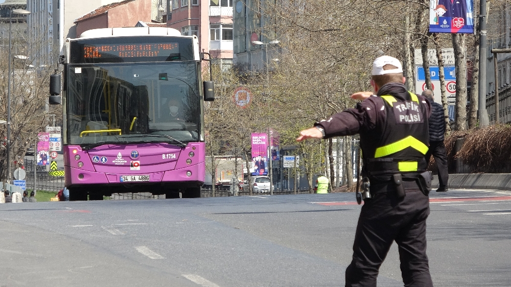 Beyoğlu’nda “sosyal mesafe” denetlemesi