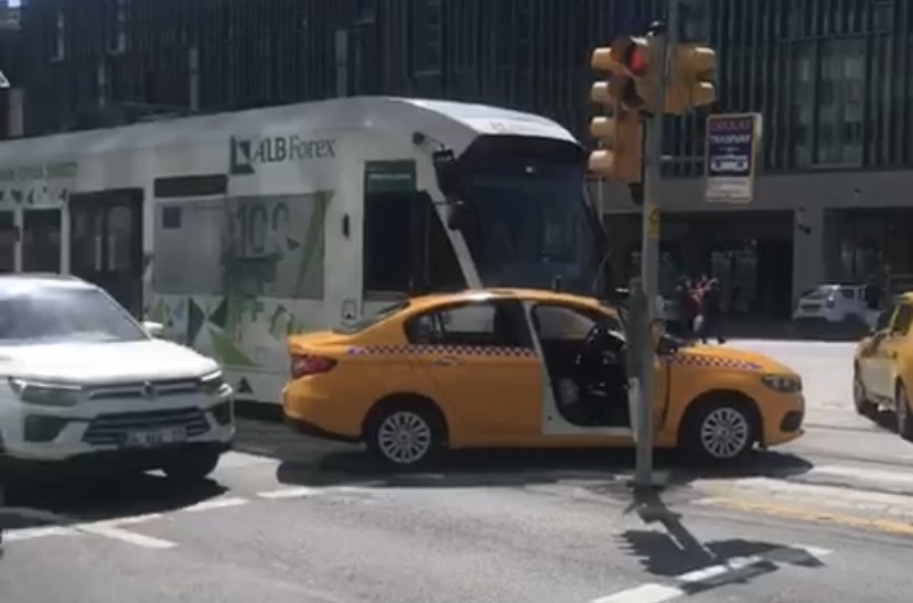 Beyoğlu’nda tramvay ile taksi çarpıştı: 1 yaralı