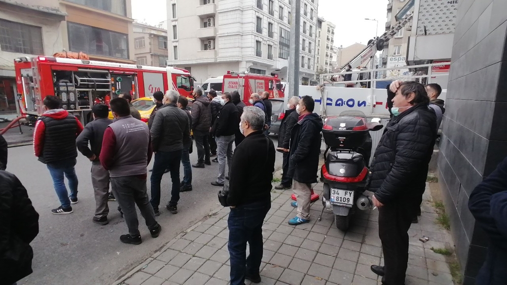 Beyoğlu’nda vatandaşlar sosyal mesafeyi unutup yangını izledi