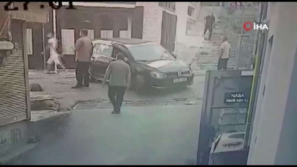 Beyoğlu’nda yabancı uyruklu aileyi darp ederek gasp ettiler