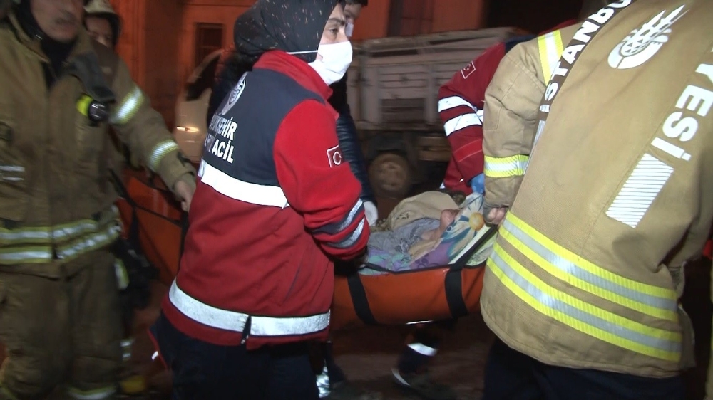 Beyoğlu’nda yangın çıkan evde mahsur kalan yaşlı kadın son anda kurtarıldı
