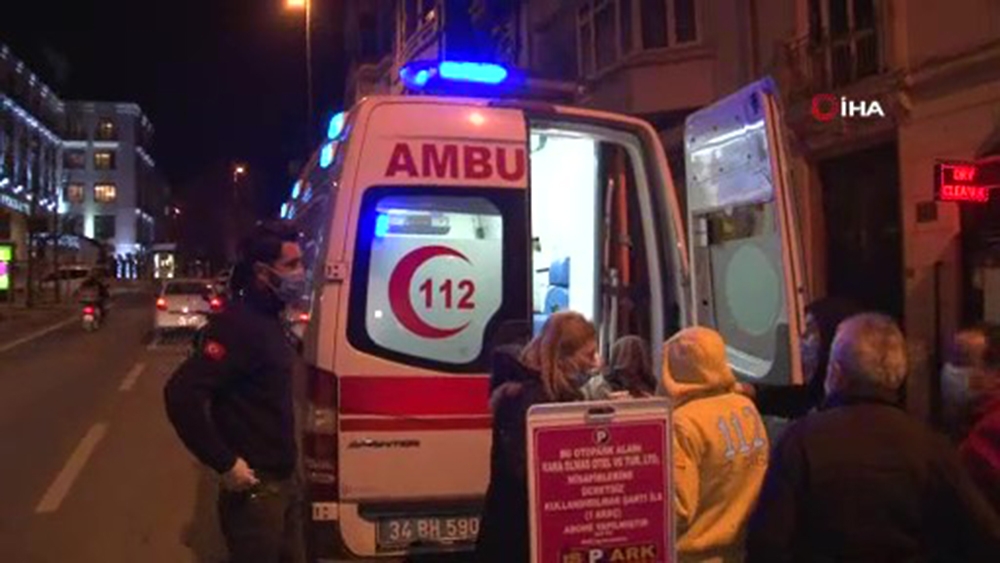 Beyoğlu’nda yangın: Dumandan etkilenen kedi kurtarılamadı