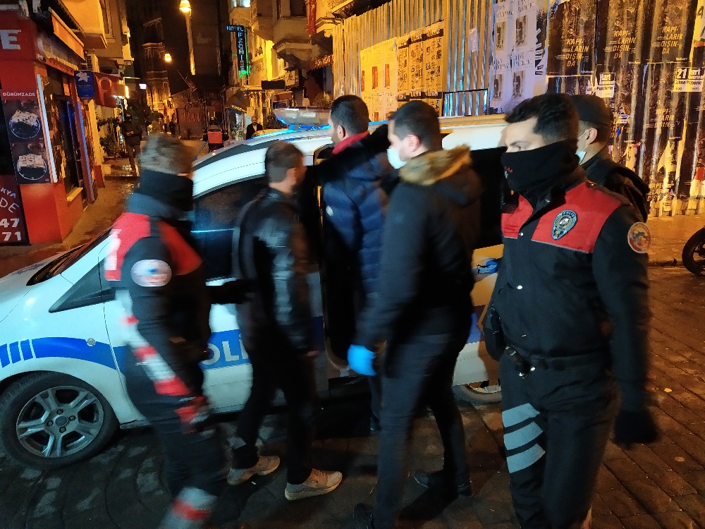 Beyoğlu’nda yasağa uymayan iki derneğe baskın: 20 gözaltı
