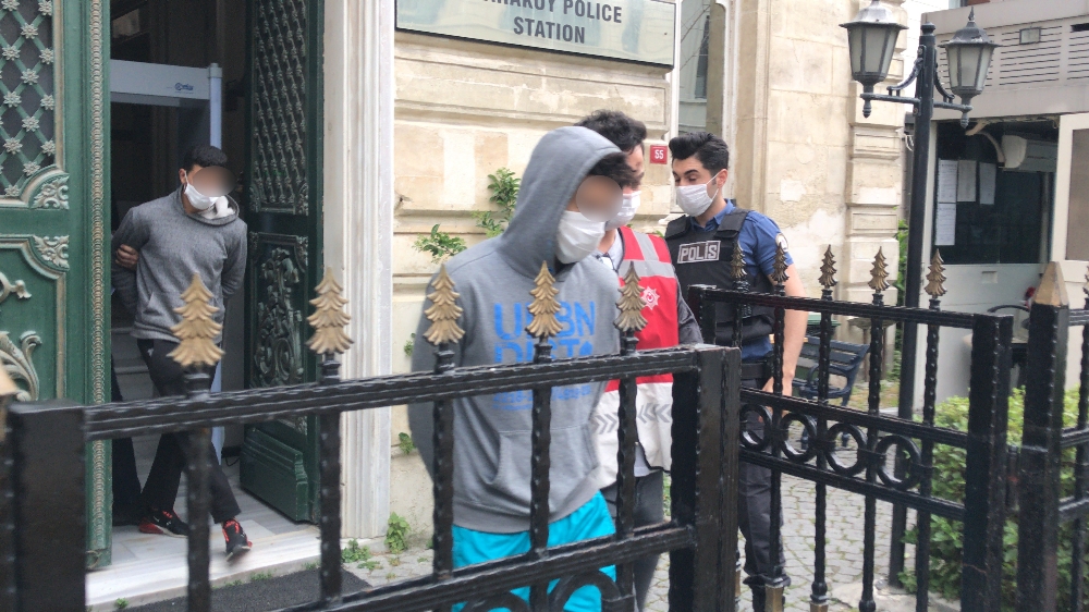 Beyoğlu’nda yaşlı adama gasp dehşetini yaşatan zanlılar adliyeye sevk edildi