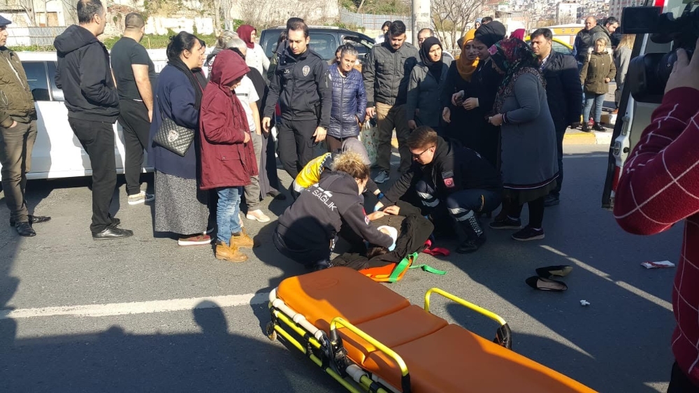 Beyoğlu’nda yolun karşısına geçmek isteyen kadına otomobil çarptı