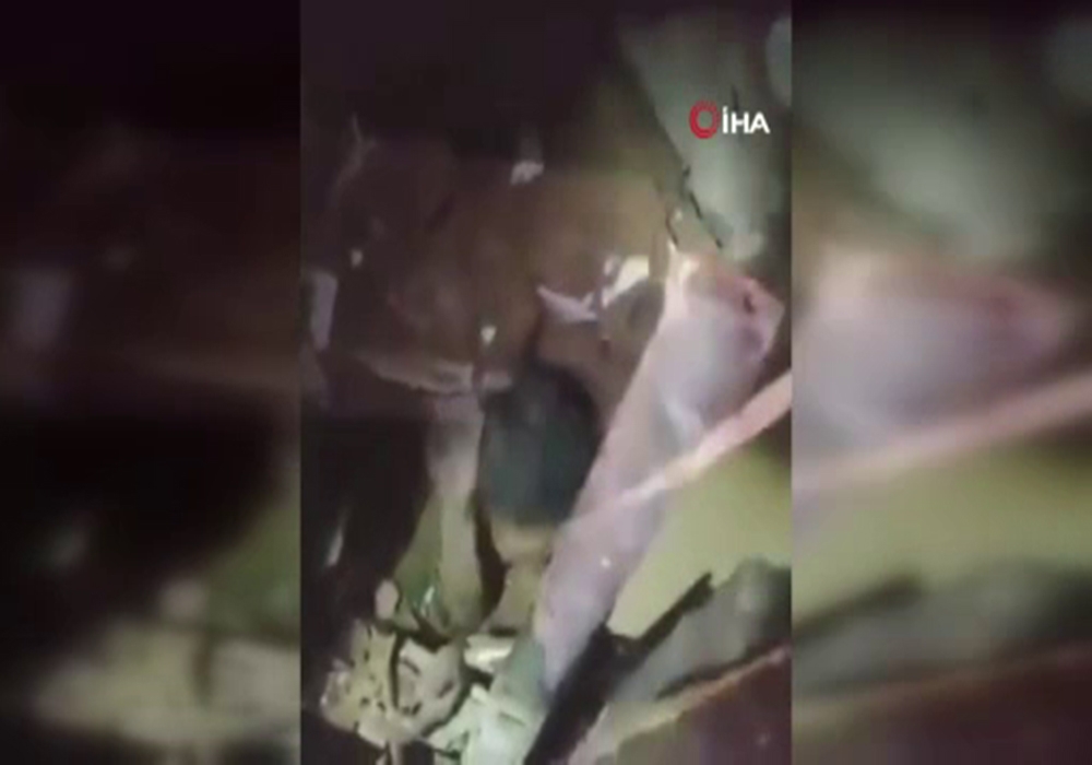 Beyrut’ta 27 saat sonra enkaz altından küçük çocuk kurtarıldı