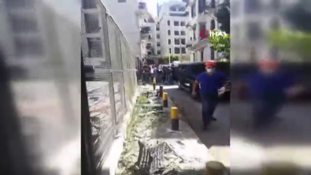 Beyrut’ta halk sokakları kendi çabalarıyla temizliyor
