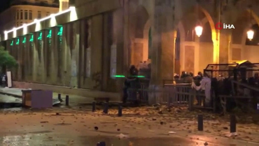 Beyrut’ta protesto: 90 yaralı
