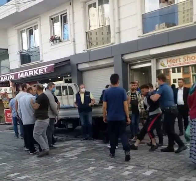 Bıçakla çevreye saldıran genci mahalleli tekme tokat dövdü
