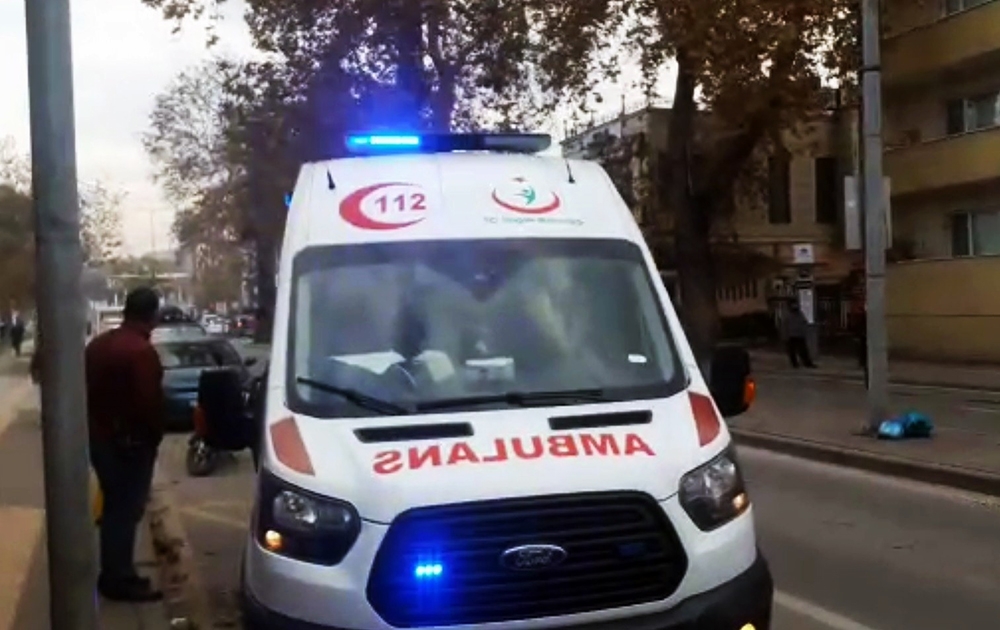Bıçaklanarak yaralandı, polis karakolu önünde yere yığıldı