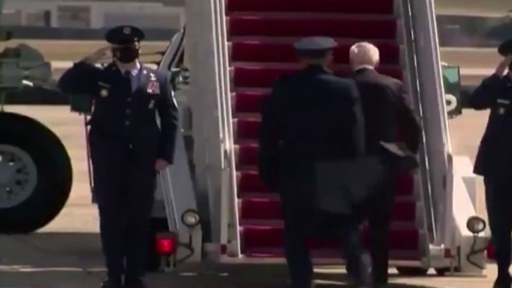 Biden uçağa binerken defalarca takıldı