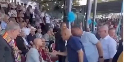 Bilal Erdoğan, etkinlikte karşılaştığı Turhan Çömez'in elini havada bıraktı