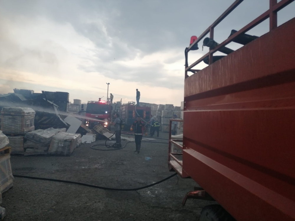 Bilecik’te fabrikanın açık hava deposunda yangın