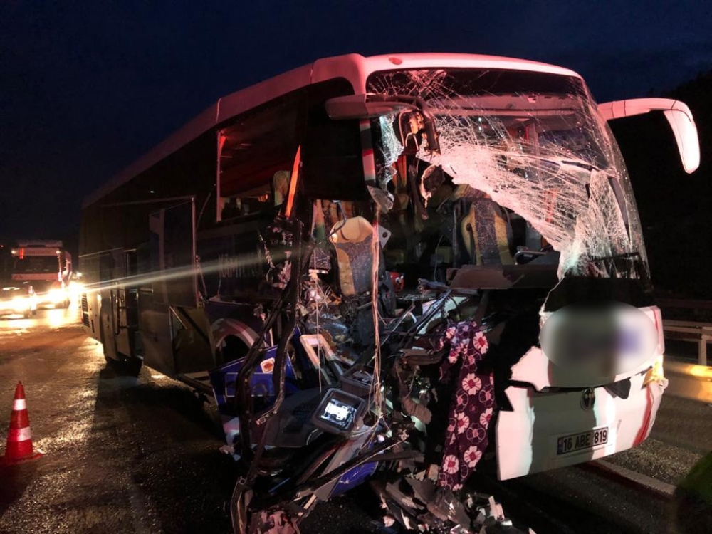 Bilecikte Otobüs İle Tır Çarpıştı: 17 Yaralı
