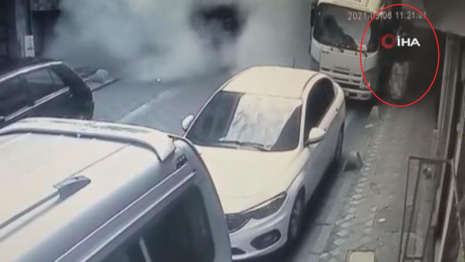 Bina çökerken kaldırımdaki kadın ve kedinin son anda kurtulduğu anlar kamerada