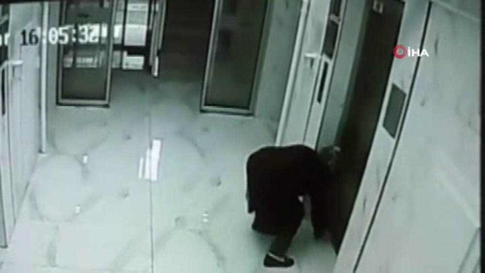 Binalara girip elindeki sıvıyı her yere sürdü