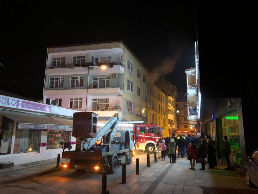 Binanın 4. Katında Çıkan Yangın Mahalleliyi Sokağa Döktü