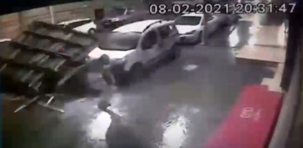 Binanın çatısı uçtu, koşarak ölümden kurtuldu