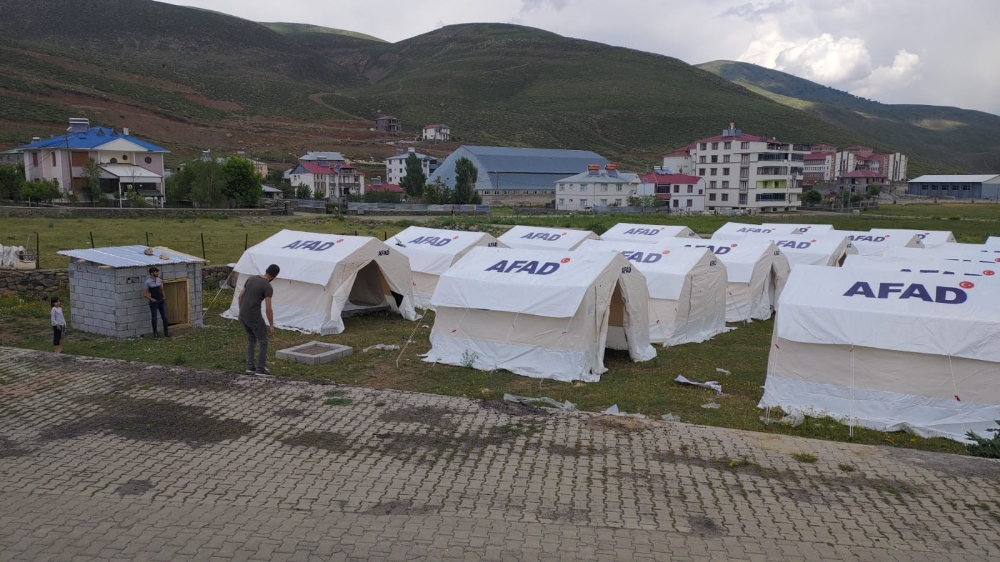 Bingöl Karlıova’da tedbir amaçlı çadırlar kuruldu