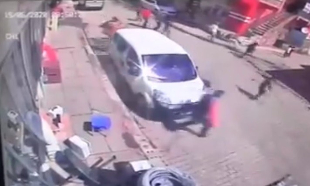 Bingöl’de 5.6’lık deprem anı kameraya böyle yansıdı